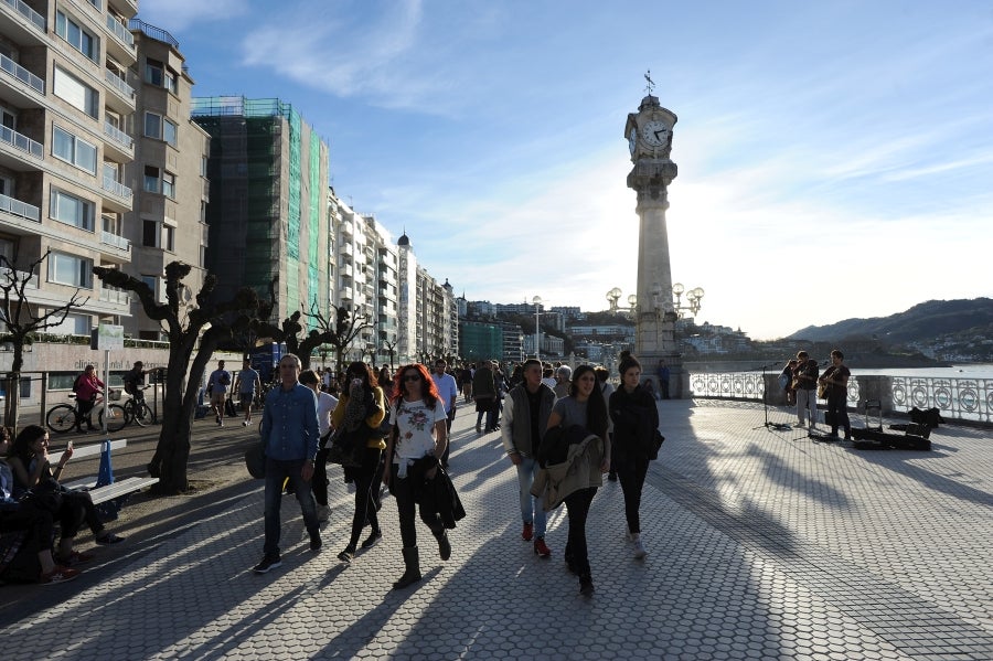 El sol y las altas tempetraturas se han asentado todo el fin de semana y piensan quedarse una semana más. Los vecinos de Donostia aprovechan el buen tiempo para pasar y sacarse fotos en el Paseo de la Concha.