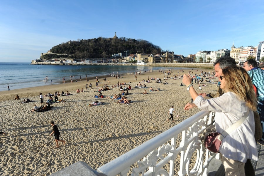 El sol y las altas tempetraturas se han asentado todo el fin de semana y piensan quedarse una semana más. Los vecinos de Donostia aprovechan el buen tiempo para pasar y sacarse fotos en el Paseo de la Concha.