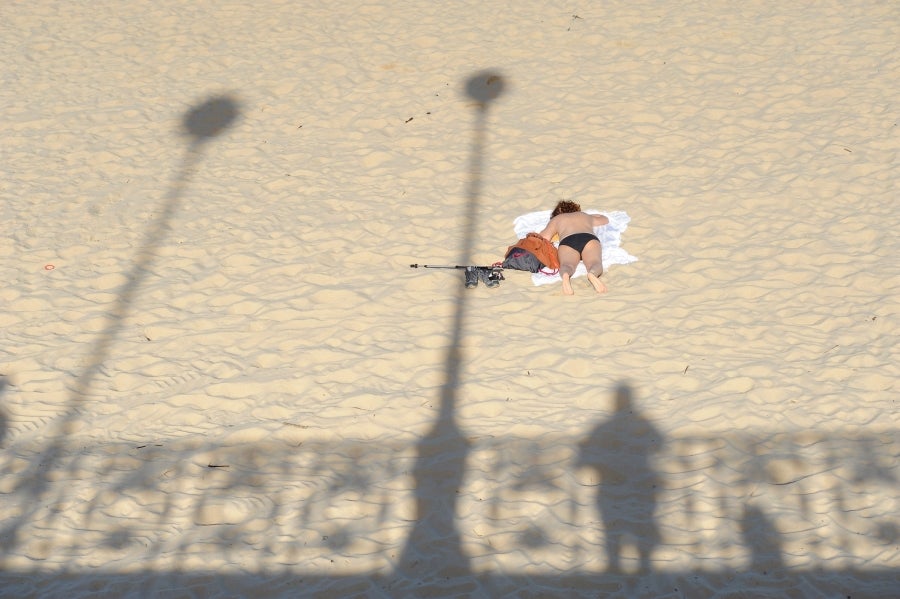 El sol y las altas tempetraturas se han asentado todo el fin de semana y piensan quedarse una semana más. Los vecinos de Donostia aprovechan el buen tiempo para pasar y sacarse fotos en el Paseo de la Concha.