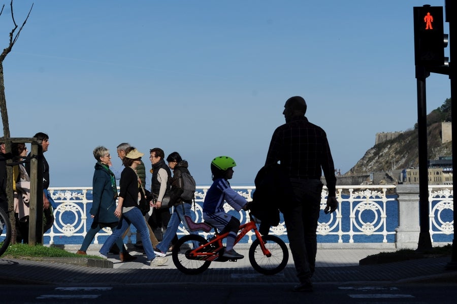 El sol y las altas tempetraturas se han asentado todo el fin de semana y piensan quedarse una semana más. Los vecinos de Donostia aprovechan el buen tiempo para pasar y sacarse fotos en el Paseo de la Concha.