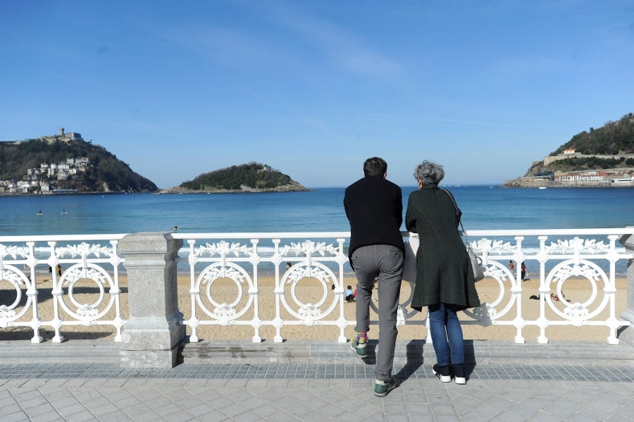 El sol y las altas tempetraturas se han asentado todo el fin de semana y piensan quedarse una semana más. Los vecinos de Donostia aprovechan el buen tiempo para pasar y sacarse fotos en el Paseo de la Concha.