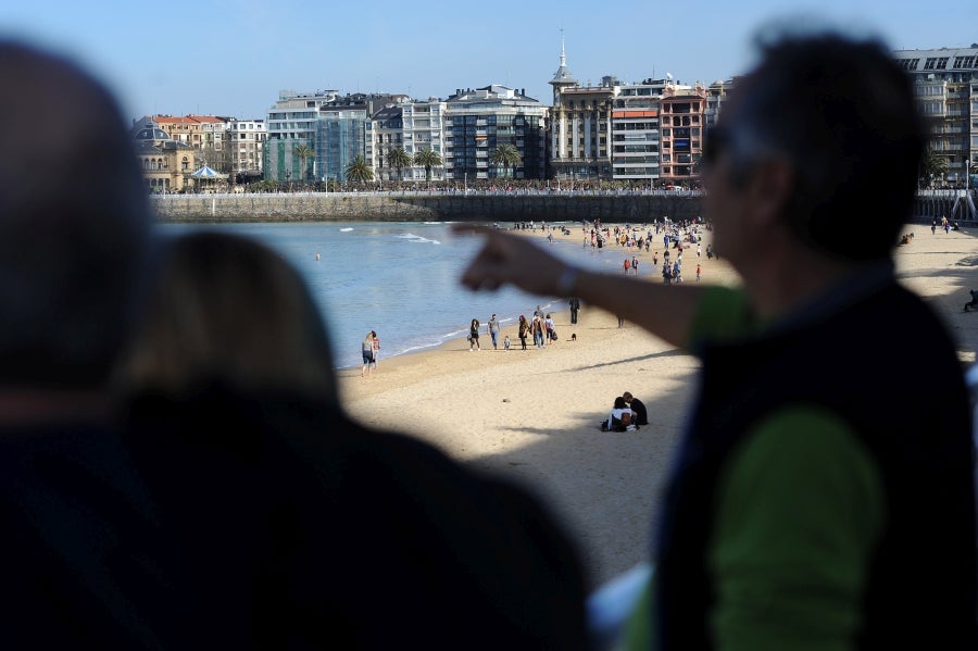 El sol y las altas tempetraturas se han asentado todo el fin de semana y piensan quedarse una semana más. Los vecinos de Donostia aprovechan el buen tiempo para pasar y sacarse fotos en el Paseo de la Concha.