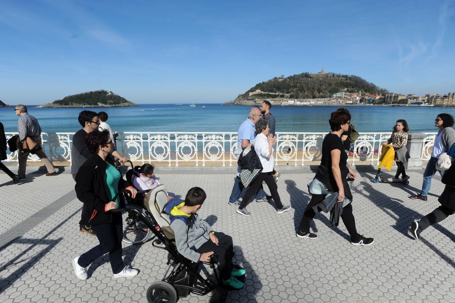 El sol y las altas tempetraturas se han asentado todo el fin de semana y piensan quedarse una semana más. Los vecinos de Donostia aprovechan el buen tiempo para pasar y sacarse fotos en el Paseo de la Concha.