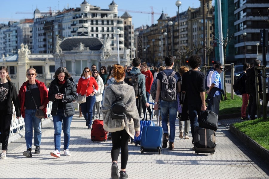 El sol y las altas tempetraturas se han asentado todo el fin de semana y piensan quedarse una semana más. Los vecinos de Donostia aprovechan el buen tiempo para pasar y sacarse fotos en el Paseo de la Concha.