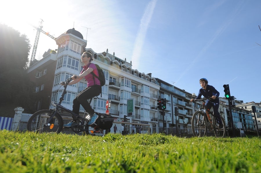 El sol y las altas tempetraturas se han asentado todo el fin de semana y piensan quedarse una semana más. Los vecinos de Donostia aprovechan el buen tiempo para pasar y sacarse fotos en el Paseo de la Concha.
