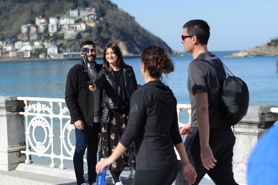 El sol y las altas tempetraturas se han asentado todo el fin de semana y piensan quedarse una semana más. Los vecinos de Donostia aprovechan el buen tiempo para pasar y sacarse fotos en el Paseo de la Concha.
