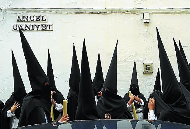 Un grupo de penitentes en las calles de Sevilla durante una Semana Santa. 