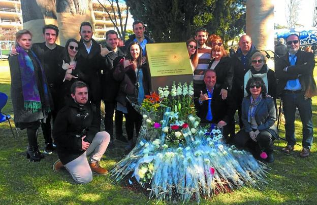 La familia de Raúl Montero Rodríguez y su cuadrilla de amigos de Donostia, junto a la placa colocada ayer en el aeropuerto de Barajas.
