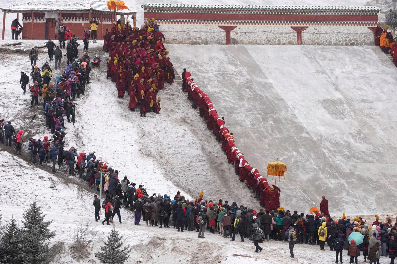 El frío y la nieve no impidió que los monjes tibetanos asistieran a una ceremonia en el Langmu Lamasery durante el 'Sunbathing Buddha Festival', el pasado domingo en la Prefectura Autónoma Tibetana de Gannan, provincia de Gansu, China.