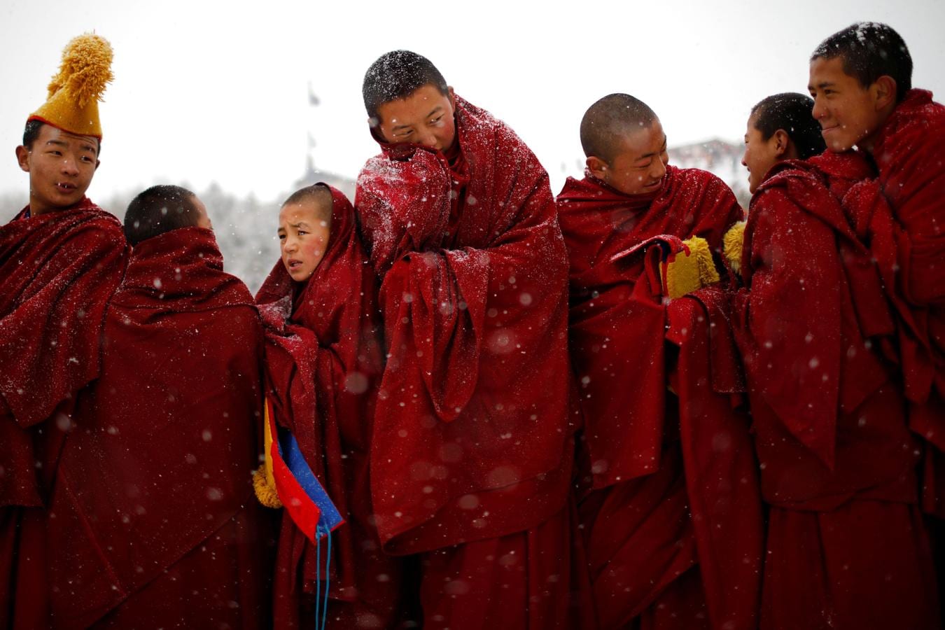 El frío y la nieve no impidió que los monjes tibetanos asistieran a una ceremonia en el Langmu Lamasery durante el 'Sunbathing Buddha Festival', el pasado domingo en la Prefectura Autónoma Tibetana de Gannan, provincia de Gansu, China.