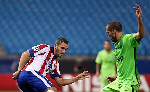 Koke, ante Chiellini en el partido frente a la Juventus en 2014 
