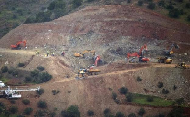 Imagen de archivo de miembros del operativo de rescate trabajando en la zona.