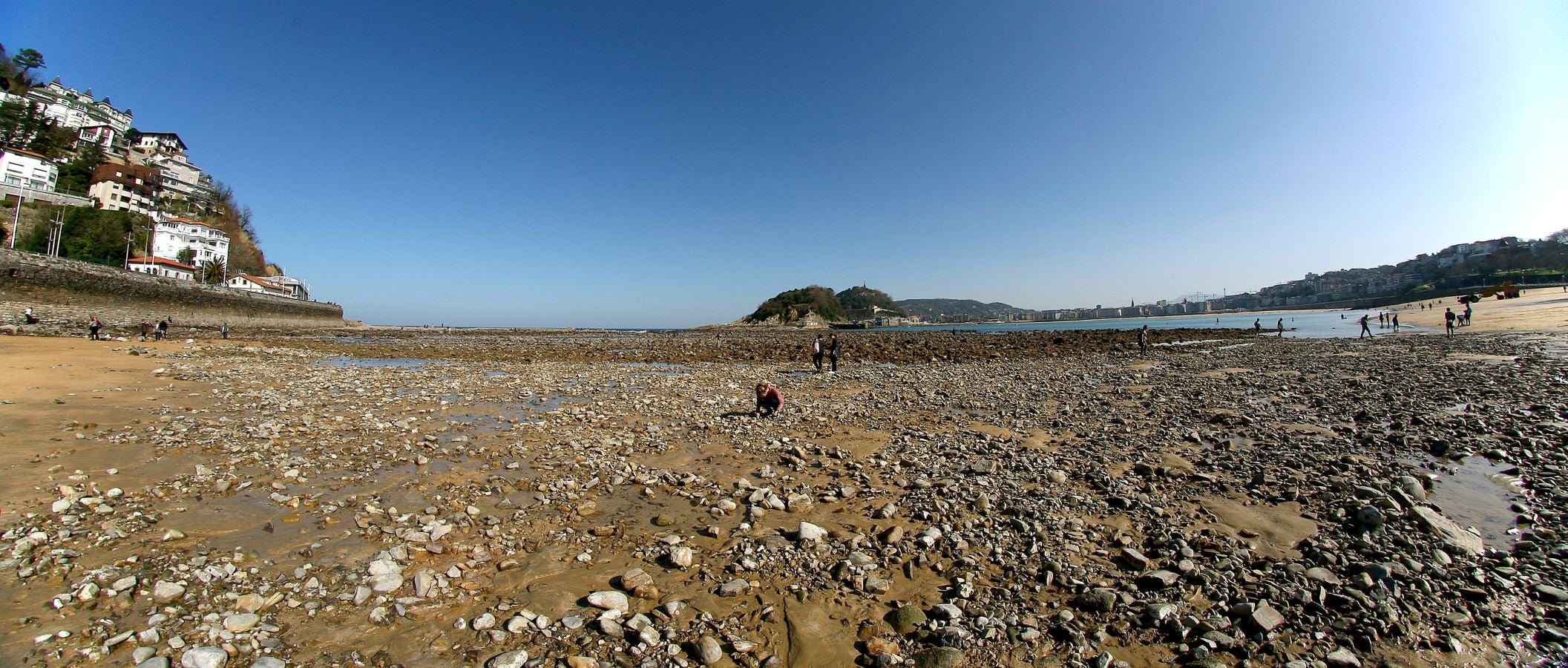 Las mareas vivas de estos días están dejando imágenes impresionantes en la costa guipuzcoana. Este jueves por la mañana el fondo marino de la playa donostiarra de Ondarreta ha quedado a la vista de los curiosos.