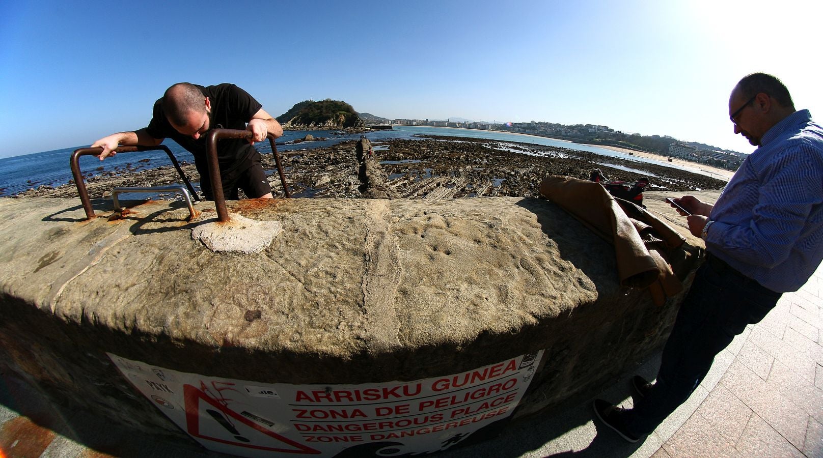 Las mareas vivas de estos días están dejando imágenes impresionantes en la costa guipuzcoana. Este jueves por la mañana el fondo marino de la playa donostiarra de Ondarreta ha quedado a la vista de los curiosos.