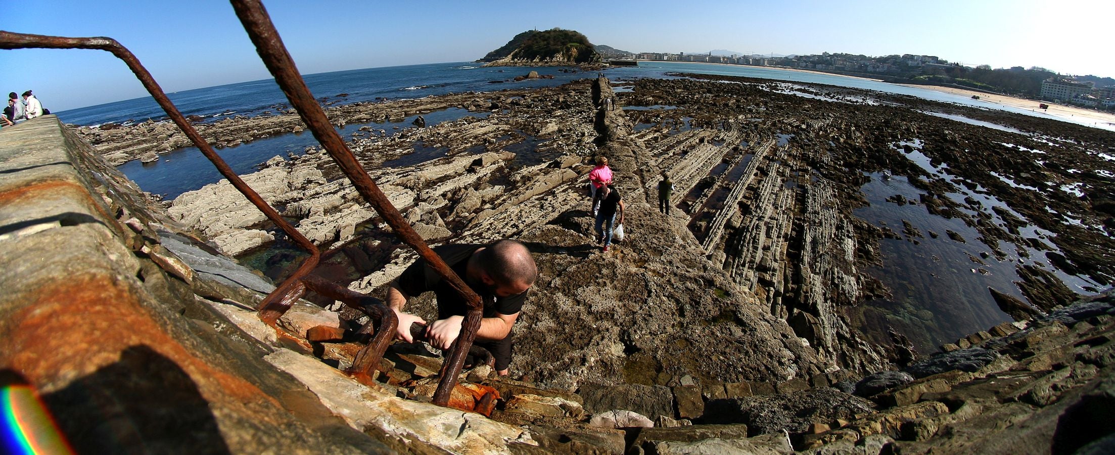 Las mareas vivas de estos días están dejando imágenes impresionantes en la costa guipuzcoana. Este jueves por la mañana el fondo marino de la playa donostiarra de Ondarreta ha quedado a la vista de los curiosos.