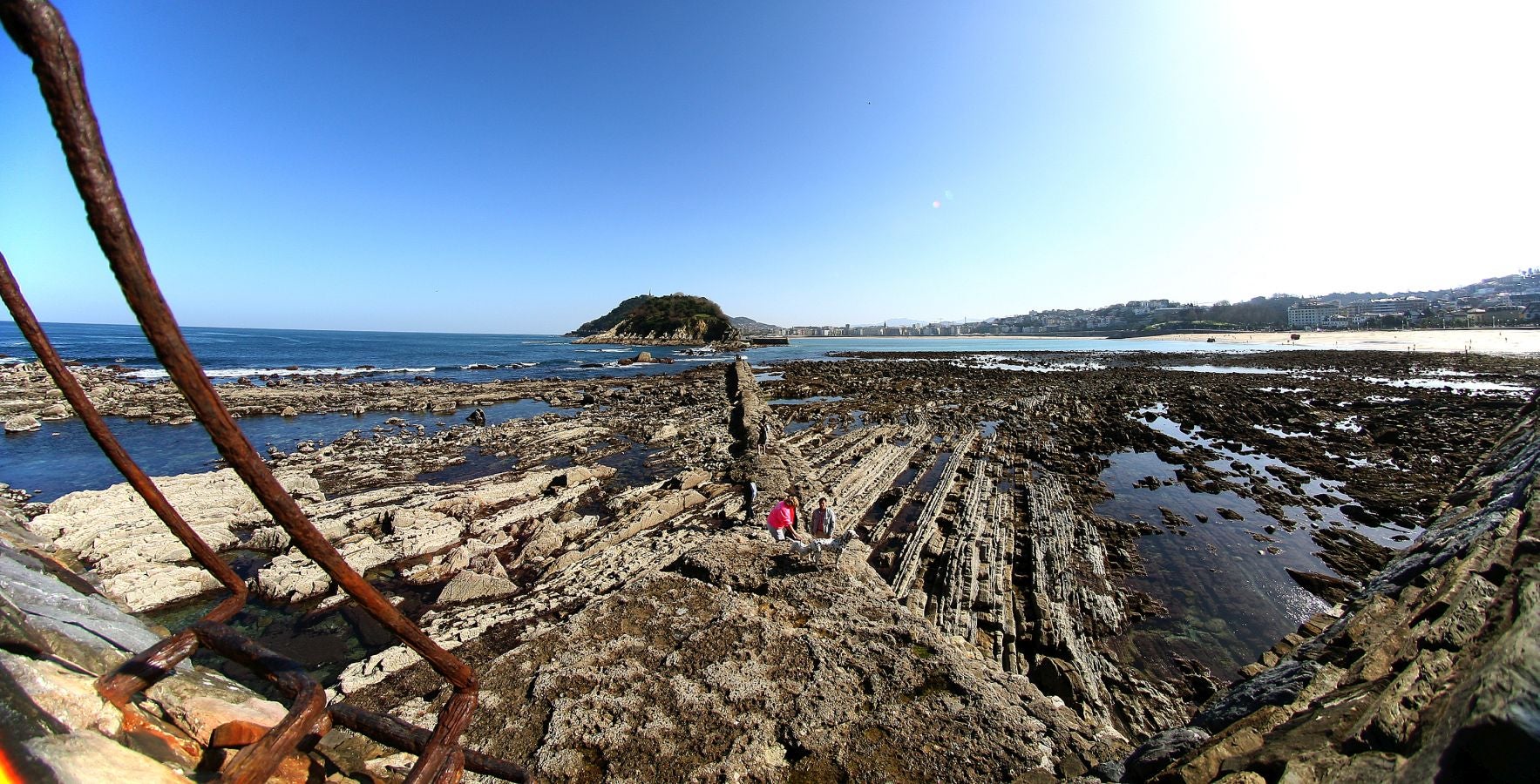 Las mareas vivas de estos días están dejando imágenes impresionantes en la costa guipuzcoana. Este jueves por la mañana el fondo marino de la playa donostiarra de Ondarreta ha quedado a la vista de los curiosos.
