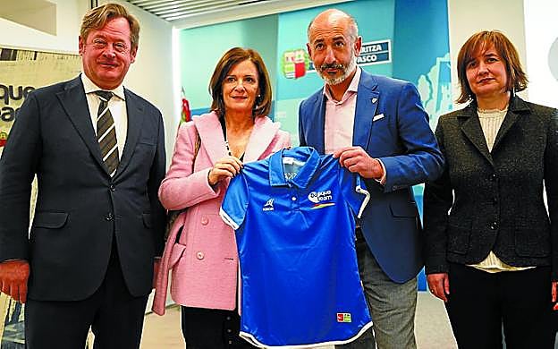 Zupiria, Gorostiza, Elizegi y Legarza posan tras sellar el acuerdo entre Basque Team, el Athletic y el Eibar, ayer en Bilbao. 