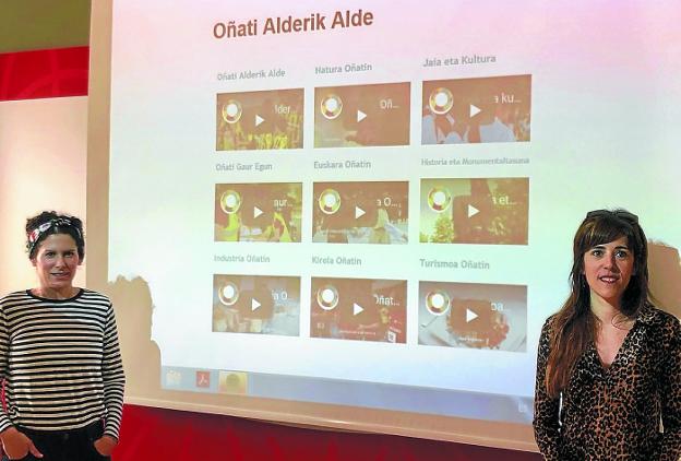 Presentación. Las ediles Irati Etxeberria y Nerea Zubia con las carátulas de los 9 vídeos. 