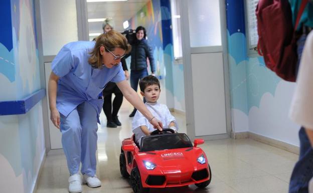 Coche eléctrico para llevar a los niños al quirófano. 