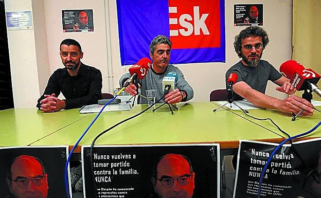 El anestesista Roberto Sánchez, el jurista Julio Sánchez y el portavoz sindical de ESK, este jueves, con carteles del consejero Darpón.