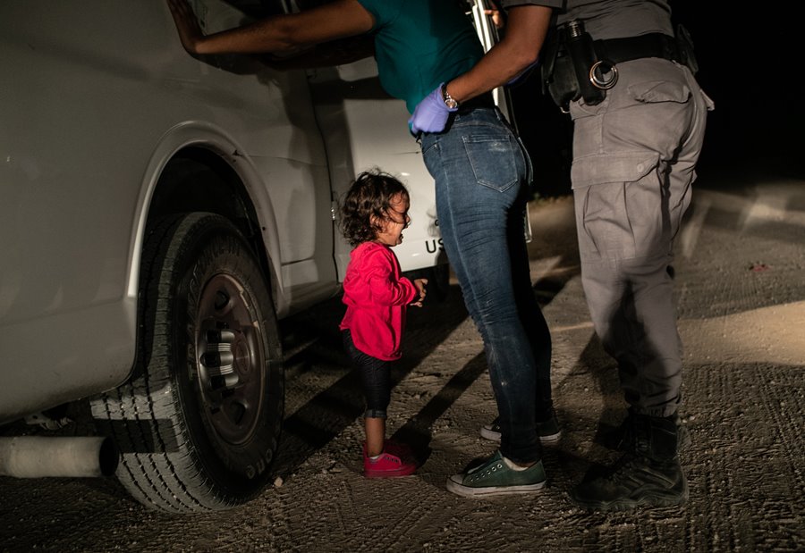 Finalista World Press Photo del año.- 'Niña llorando en la frontera' retrata el llanto en la oscuridad de Yana, de menos de dos años de edad, mientras su madre es registrada por un guardia de la patrulla fronteriza que las acaba de detener. La instantánea se hizo viral en junio del año pasado, pues sirvió para visualizar la política de separación familiar en la frontera dictada por el presidente de Estados Unidos, Donald Trump.