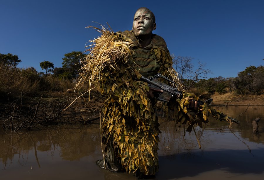 Akashinga - los valientes. Finalista World Press Photo del año.- Un guardabosques de Zimbabue ataviado con ropa y camuflaje militar.