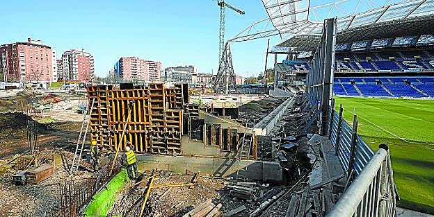 Aspecto que presentaban ayer las obras del fondo norte de Anoeta, así como la tribuna oeste, que continúa siendo equipada con los nuevos asientos. 