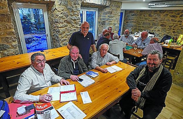 Jakoba Urteaga, de pie, con miembros de la junta directiva de Ollagorra en la nueva sede de la sociedad. 