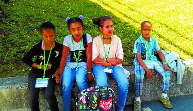 Niños de los campamentos de Tinduf acogidos el verano pasado por familias locales.