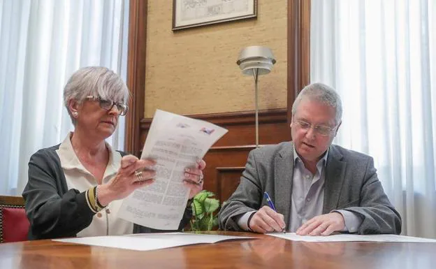 Izaskun Gómez y José Ignacio Asensio firman el convenio.