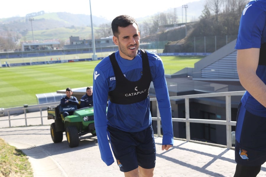 Los jugadores de la Real vuelven a entrenarse pero sin Januzaj. El extremo belga sufre una torcedura de tobillo de grado I y podría estar listo para jugar ante el Atlético en Anoeta en la siguiente jornada.