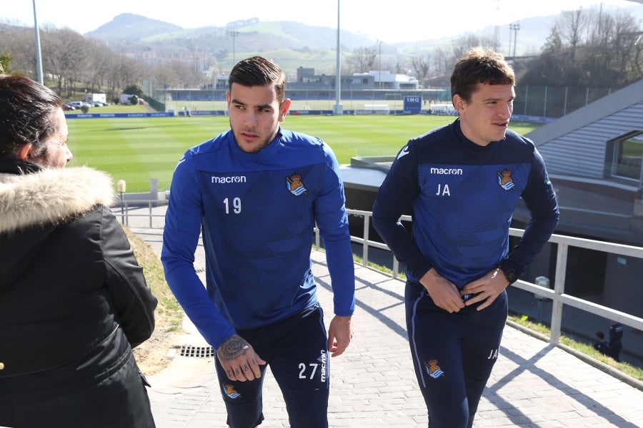 Los jugadores de la Real vuelven a entrenarse pero sin Januzaj. El extremo belga sufre una torcedura de tobillo de grado I y podría estar listo para jugar ante el Atlético en Anoeta en la siguiente jornada.