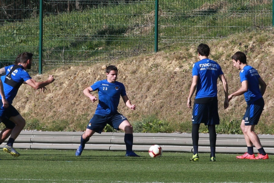 Los jugadores de la Real vuelven a entrenarse pero sin Januzaj. El extremo belga sufre una torcedura de tobillo de grado I y podría estar listo para jugar ante el Atlético en Anoeta en la siguiente jornada.