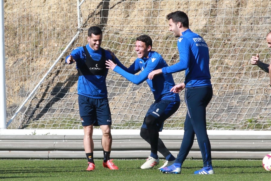 Los jugadores de la Real vuelven a entrenarse pero sin Januzaj. El extremo belga sufre una torcedura de tobillo de grado I y podría estar listo para jugar ante el Atlético en Anoeta en la siguiente jornada.