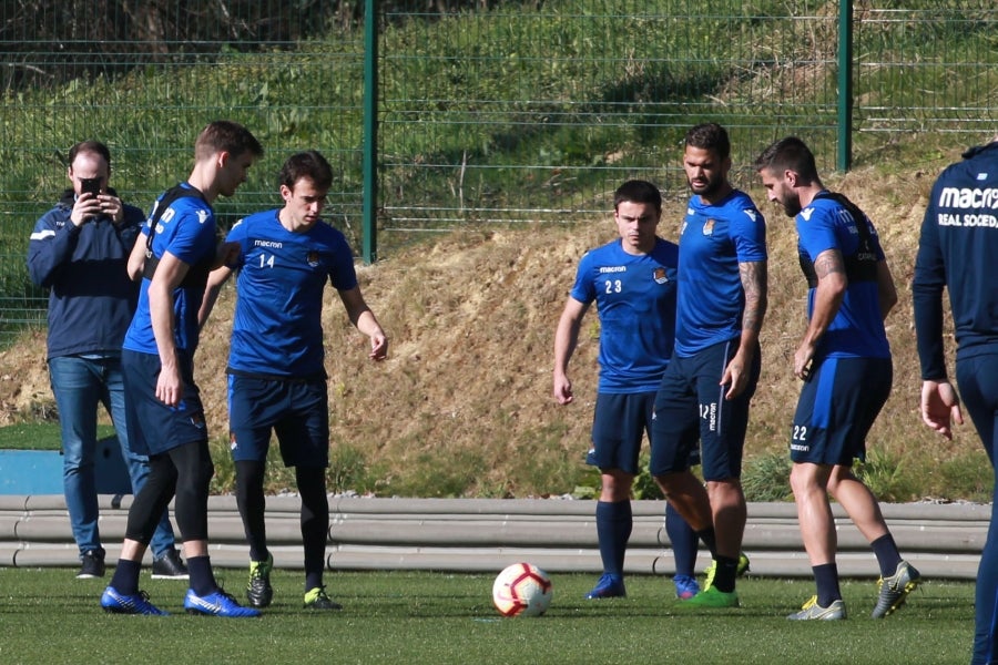 Los jugadores de la Real vuelven a entrenarse pero sin Januzaj. El extremo belga sufre una torcedura de tobillo de grado I y podría estar listo para jugar ante el Atlético en Anoeta en la siguiente jornada.