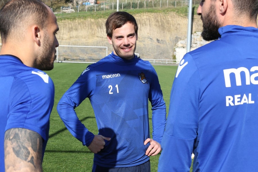 Los jugadores de la Real vuelven a entrenarse pero sin Januzaj. El extremo belga sufre una torcedura de tobillo de grado I y podría estar listo para jugar ante el Atlético en Anoeta en la siguiente jornada.