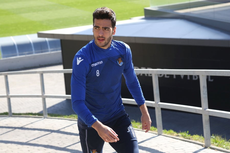 Los jugadores de la Real vuelven a entrenarse pero sin Januzaj. El extremo belga sufre una torcedura de tobillo de grado I y podría estar listo para jugar ante el Atlético en Anoeta en la siguiente jornada.