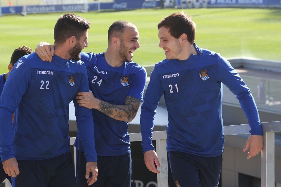 Los jugadores de la Real vuelven a entrenarse pero sin Januzaj. El extremo belga sufre una torcedura de tobillo de grado I y podría estar listo para jugar ante el Atlético en Anoeta en la siguiente jornada.