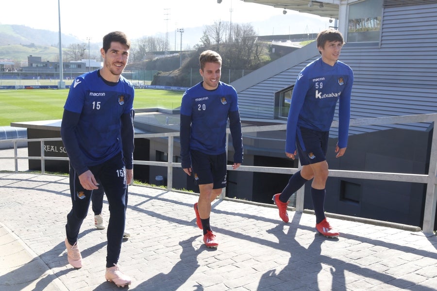 Los jugadores de la Real vuelven a entrenarse pero sin Januzaj. El extremo belga sufre una torcedura de tobillo de grado I y podría estar listo para jugar ante el Atlético en Anoeta en la siguiente jornada.