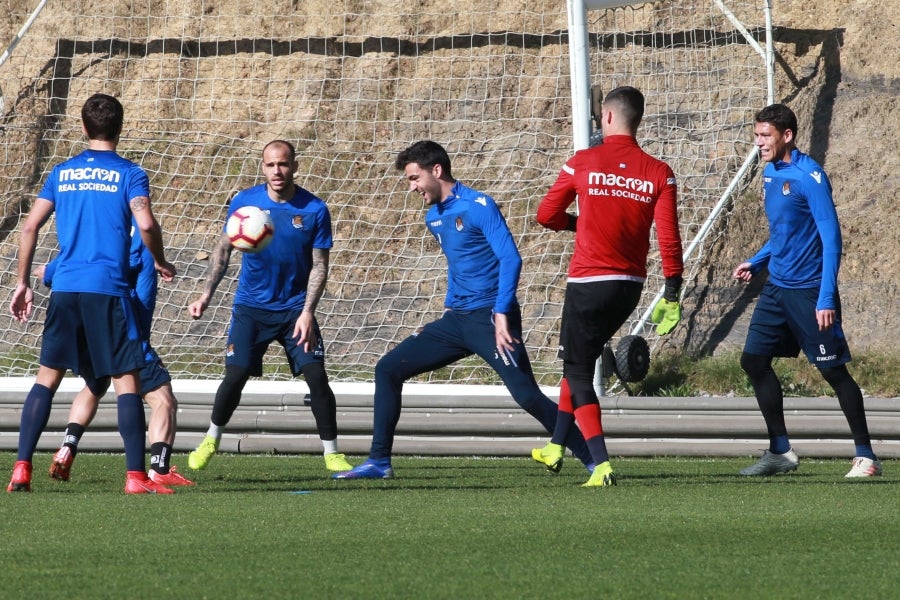 Los jugadores de la Real vuelven a entrenarse pero sin Januzaj. El extremo belga sufre una torcedura de tobillo de grado I y podría estar listo para jugar ante el Atlético en Anoeta en la siguiente jornada.