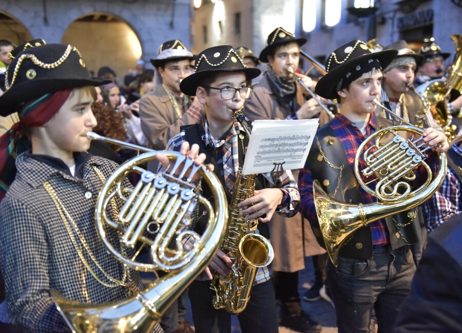 Tolosa comienza a celebrar sus primeras citas carnavaleras. Llegan días de música, fiesta y disfraces, y este fin de semana ha escuchado por primera vez este año el repertorio tradicional de esta fiesta.