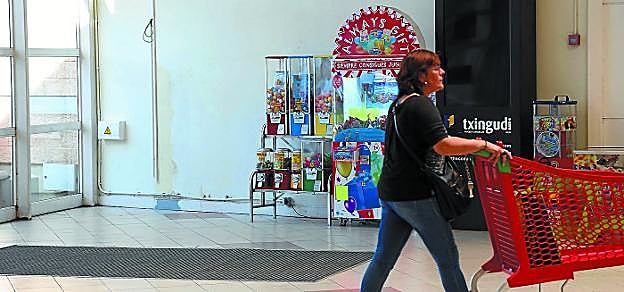 El cajero se encontraba junto a las máquinas que expenden chucherías, en Txingudi.