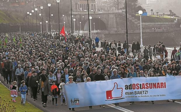 La cabeza de la manifestación, por el paseo de La Concha camino del Ayuntamiento.