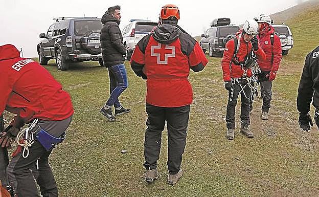 Rescate en el Hernio. Efectivos de rescate se disponen a subir al monte Hernio, donde el mes pasado se estrelló una avioneta.