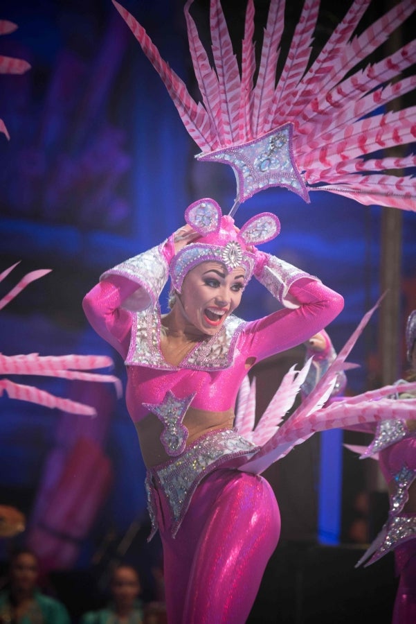 Los carnavales de Santa Cruz de Tenerife son unas de las celebraciones más conocidas a nivel mundial. Así, el evento, de un mes de duración, comenzó el 1 de febrero y finaliza el 10 de marzo con orquestas que tocan ritmos caribeños y brasileños con actuaciones que van desde la elección de la Reina del Carnaval, la Reina menor y la Reina mayor, bandas callejeras satíricas, comparsas y hasta actuaciones por las calles. 