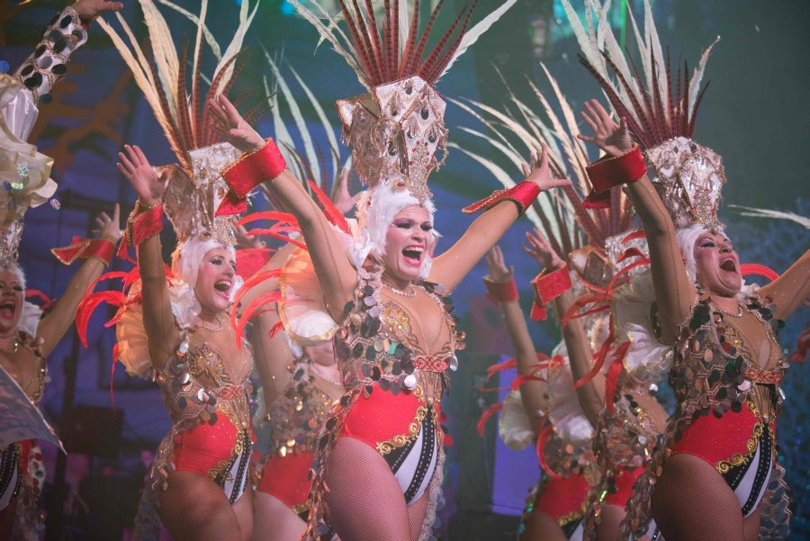 Los carnavales de Santa Cruz de Tenerife son unas de las celebraciones más conocidas a nivel mundial. Así, el evento, de un mes de duración, comenzó el 1 de febrero y finaliza el 10 de marzo con orquestas que tocan ritmos caribeños y brasileños con actuaciones que van desde la elección de la Reina del Carnaval, la Reina menor y la Reina mayor, bandas callejeras satíricas, comparsas y hasta actuaciones por las calles. 