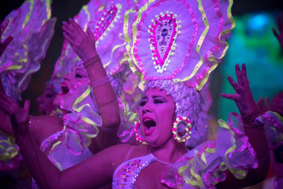 Los carnavales de Santa Cruz de Tenerife son unas de las celebraciones más conocidas a nivel mundial. Así, el evento, de un mes de duración, comenzó el 1 de febrero y finaliza el 10 de marzo con orquestas que tocan ritmos caribeños y brasileños con actuaciones que van desde la elección de la Reina del Carnaval, la Reina menor y la Reina mayor, bandas callejeras satíricas, comparsas y hasta actuaciones por las calles. 