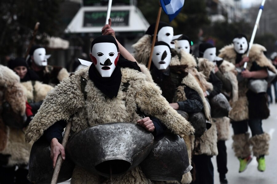 En Tesalónica, ciudad portuaria en el norte de Grecia, se celebra el Festival Europeo de Portadores de Campanas. Así, decenas de miembros de la comunidad recuperan la tradición folclórica de los rituales antiguos en honor del dios Dionisio, dios griego asociado con el placer, la fiesta, el vino y la euforia. Los protagonistas se visten con trajes hechos a mano, de cuero y piel, y campanas de diferentes tamaños. Se cree que el ruido de las campanas asusta a los espíritus malignos y ayuda a despertar la naturaleza durante la llegada de la primavera. 