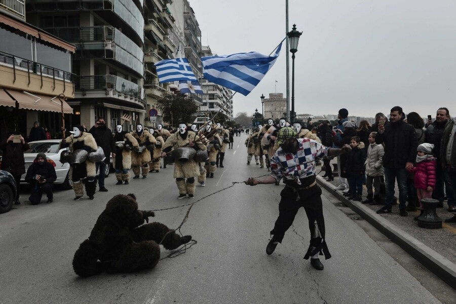 En Tesalónica, ciudad portuaria en el norte de Grecia, se celebra el Festival Europeo de Portadores de Campanas. Así, decenas de miembros de la comunidad recuperan la tradición folclórica de los rituales antiguos en honor del dios Dionisio, dios griego asociado con el placer, la fiesta, el vino y la euforia. Los protagonistas se visten con trajes hechos a mano, de cuero y piel, y campanas de diferentes tamaños. Se cree que el ruido de las campanas asusta a los espíritus malignos y ayuda a despertar la naturaleza durante la llegada de la primavera. 