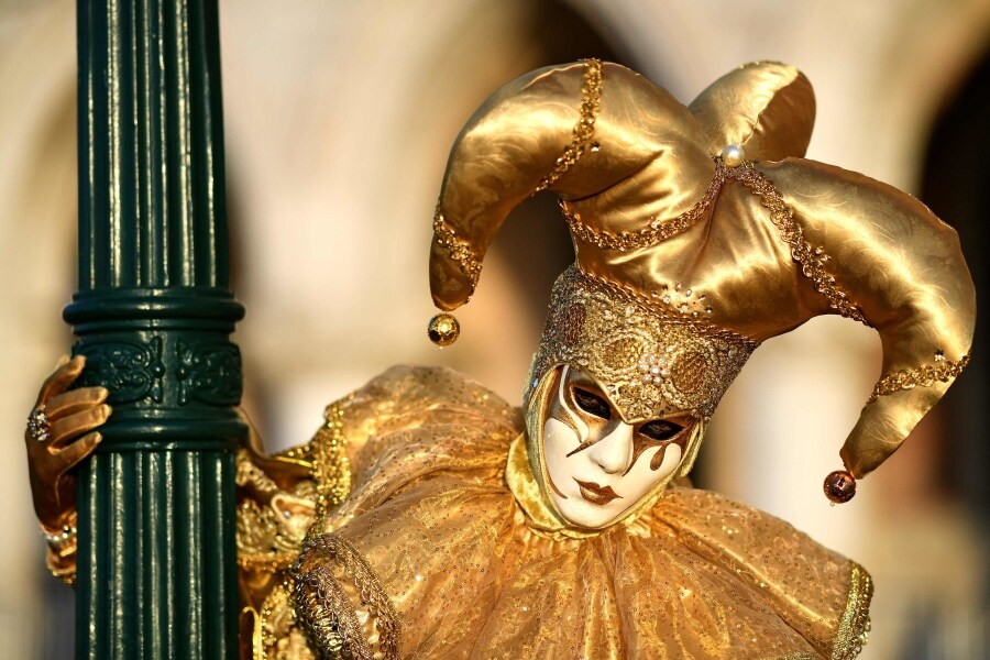 Venecia vuelve a celebrar uno de sus eventos más emblemáticos. Se trata del tradicional 'Vuelo del ángel', momento en el que un desconocido recorre la plaza San Marcos de Venecia y da comienzo a los carnavales de la ciudad.